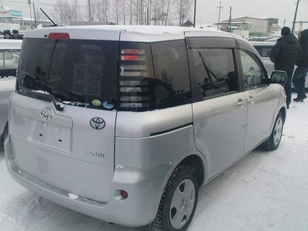 Toyota Sienta 2005 3