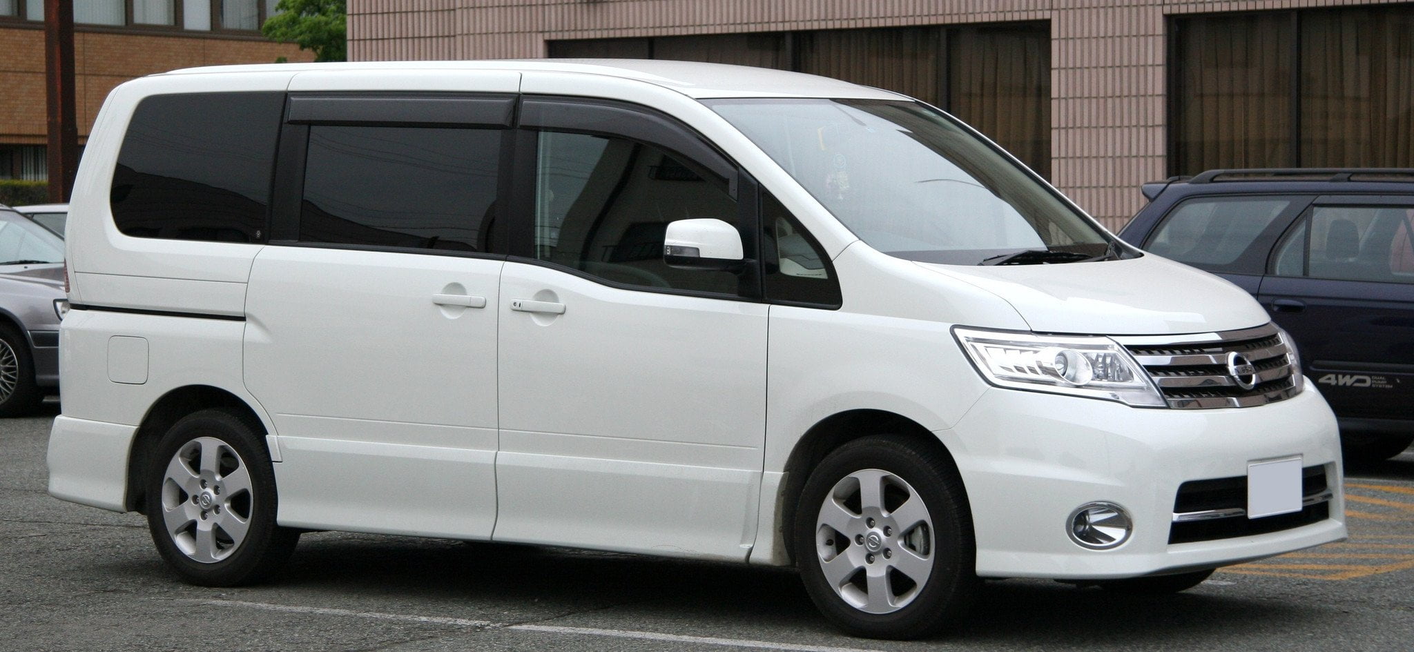 nissan serena images 9799